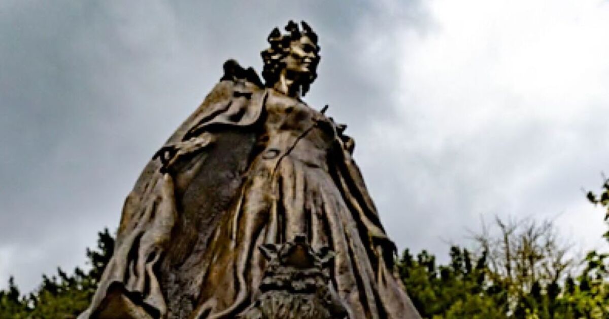 Queen elizabeth ii statue