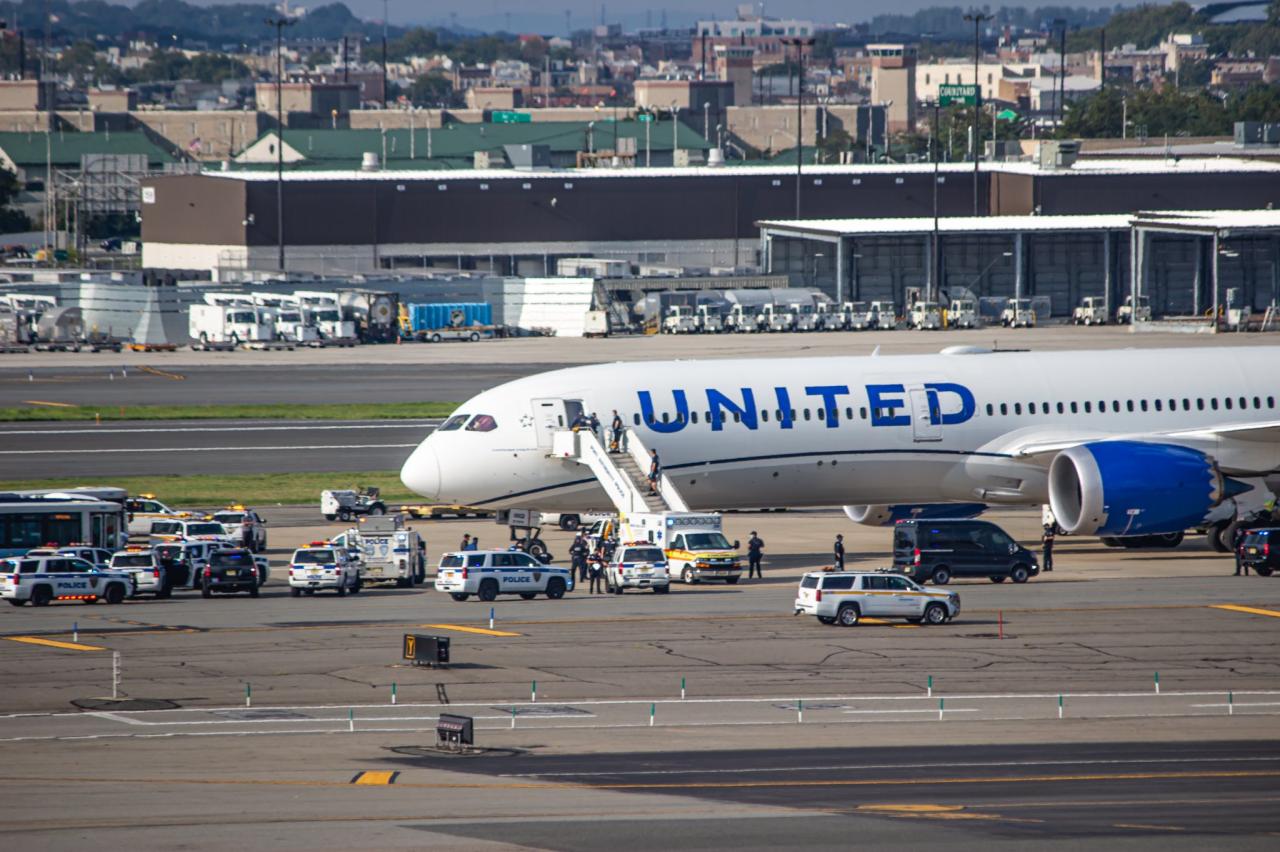 United airlines flight bomb threat