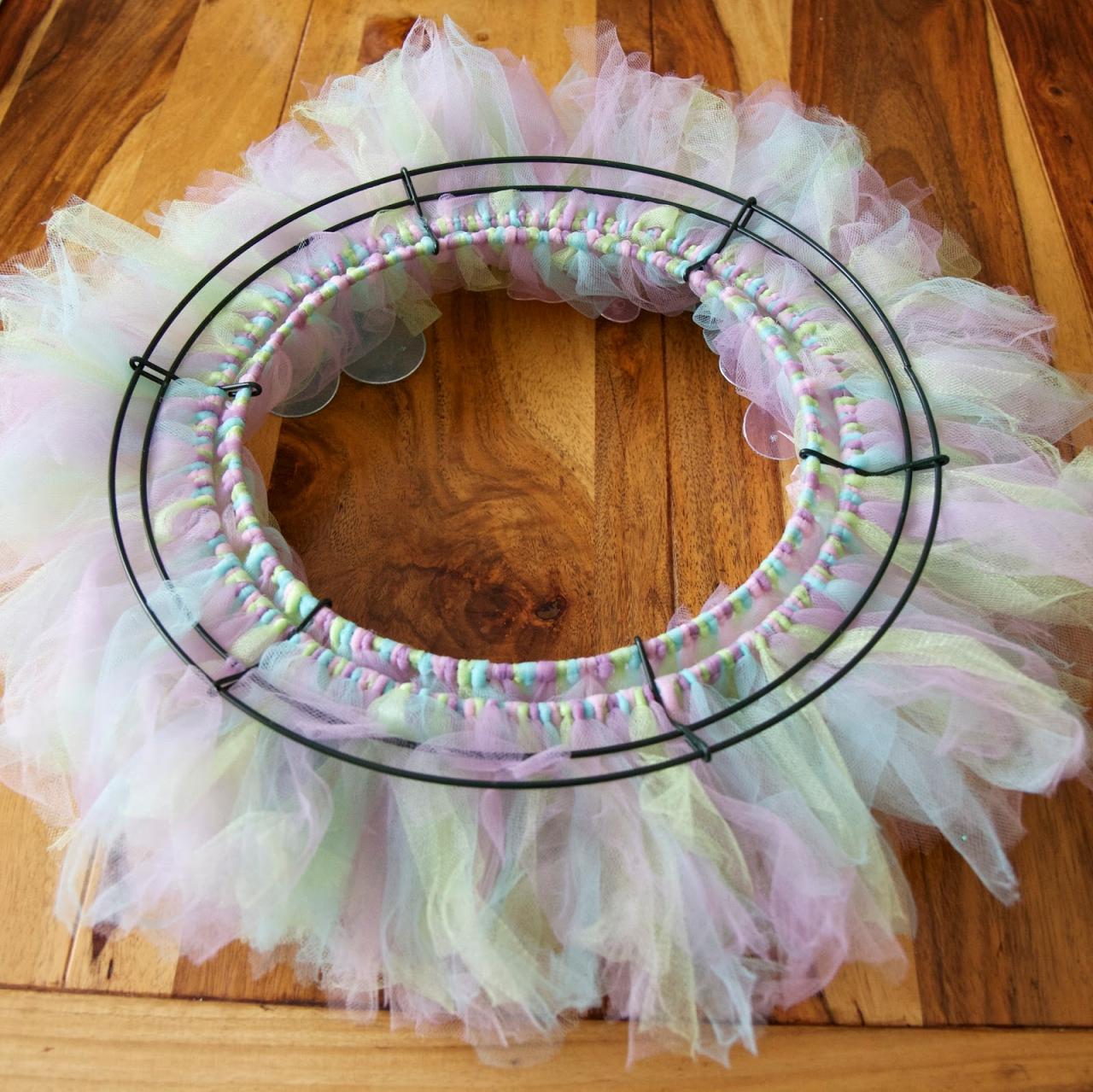 Tutorial How to Make a Fluffy Tulle Wreath: A Step-by-Step Guide to ...