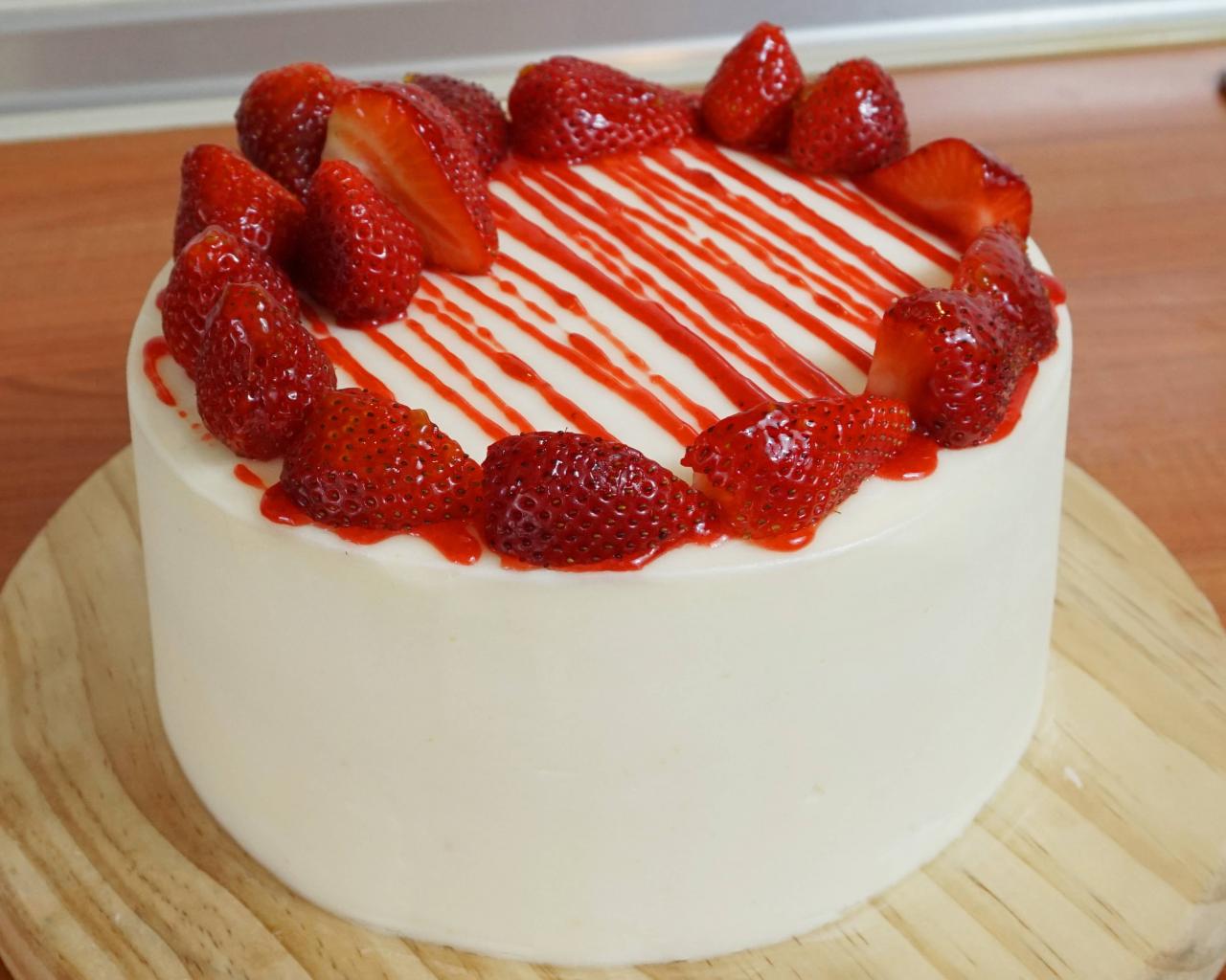 Strawberry cake cheesecake layer filling shortcake chocolate pistachio recipes